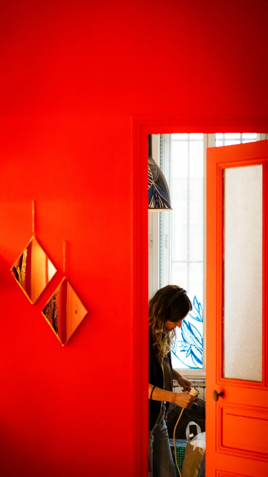 Juliette Nass au travail dans son atelier de mosaïque à Marseille