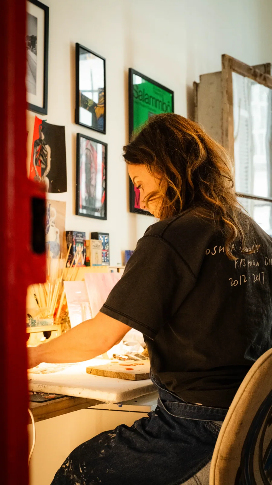 Juliette Nass, artiste mosaïste, à son établi dans l'atelier de Marseille