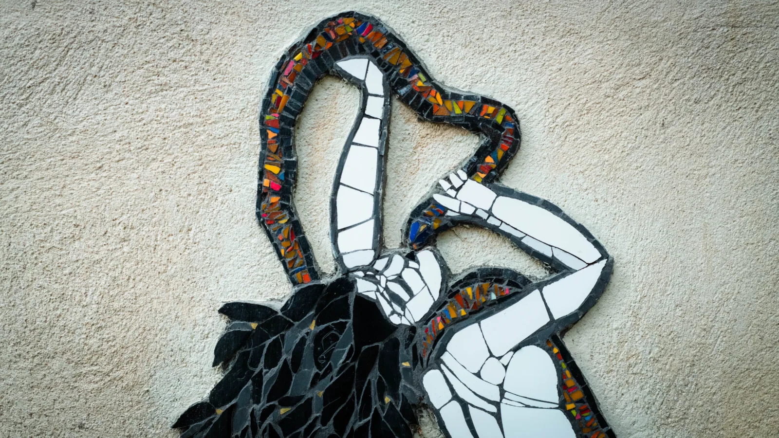 Femme serpent, bijou de mur en mosaïque · Pâte de verre, pose murale · Juliette Nass Studio, Marseille