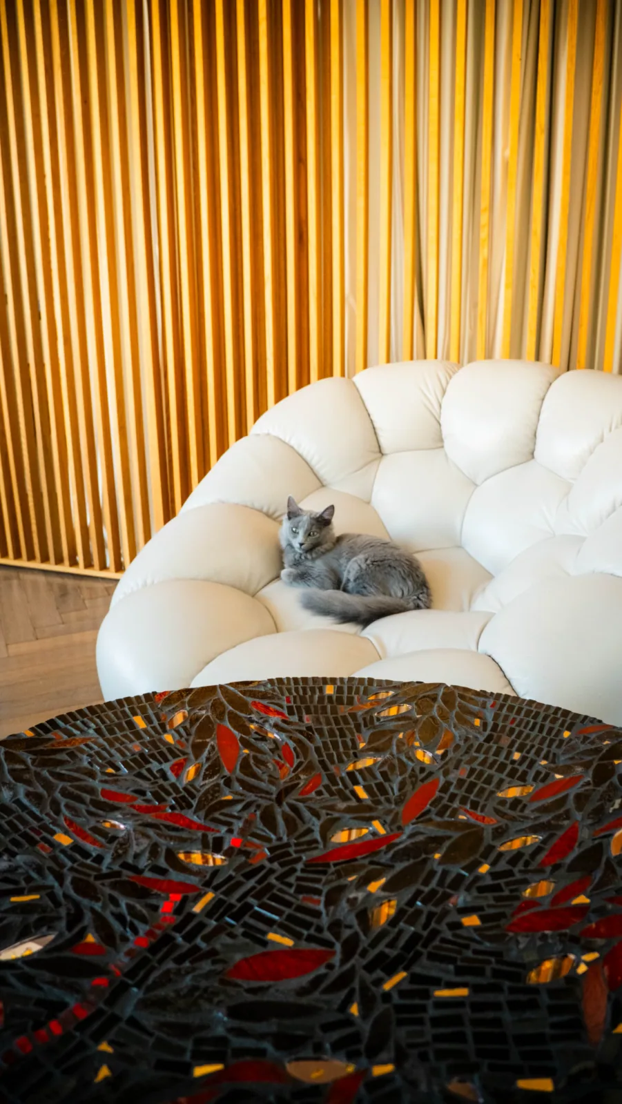 Le Rouge et le Noir, mobilier en mosaïque · Miroir teinté & or · Juliette Nass Studio, Marseille