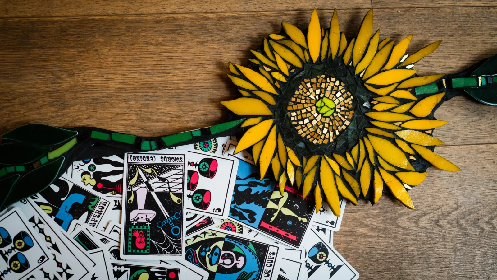 Tournesol, bijou de mur en mosaïque · Carreaux de verre & or · Juliette Nass Studio, Marseille